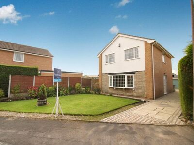 Wentworth Close, 4 bedroom Detached House to rent, &pound;825 pcm