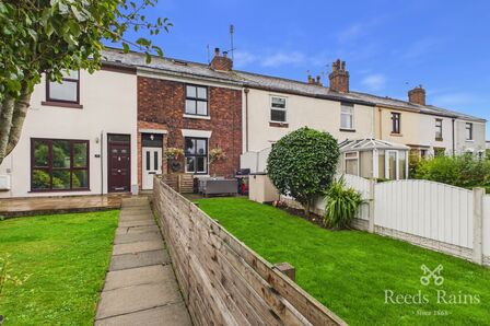 2 bedroom Mid Terrace House for sale