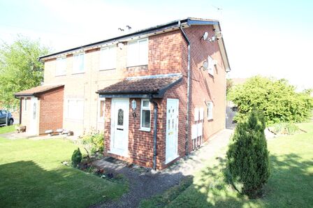 Holbein Close, 2 bedroom  Flat to rent, £795 pcm