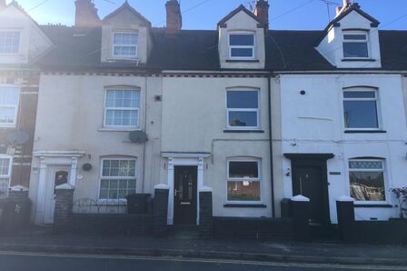 Chapel Street, 3 bedroom Mid Terrace House to rent, &pound;950 pcm