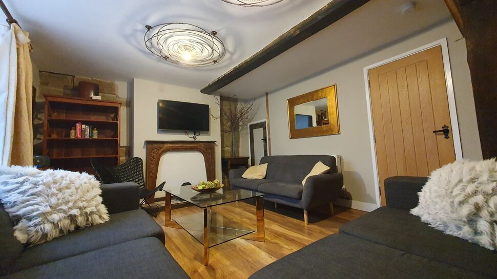 Main image of 2 bedroom Flat to rent, The Square, Kenilworth, Warwickshire, CV8