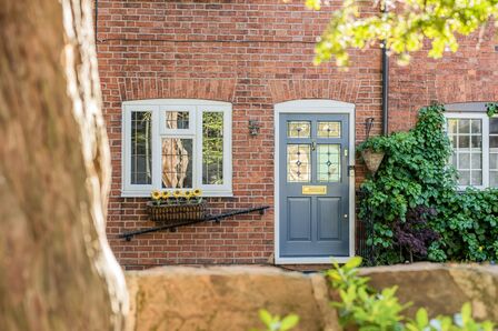 2 bedroom Mid Terrace House for sale