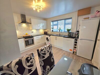 3 bedroom Mid Terrace House for sale