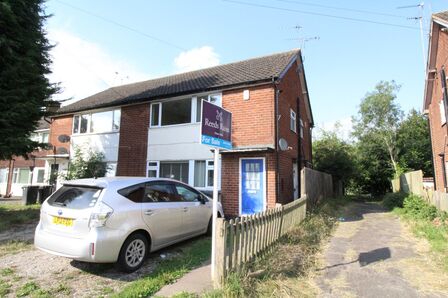 Dark Lane, 2 bedroom  Flat for sale, £65,000