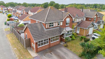 Dove Close, 4 bedroom Detached House for sale, &pound;370,000