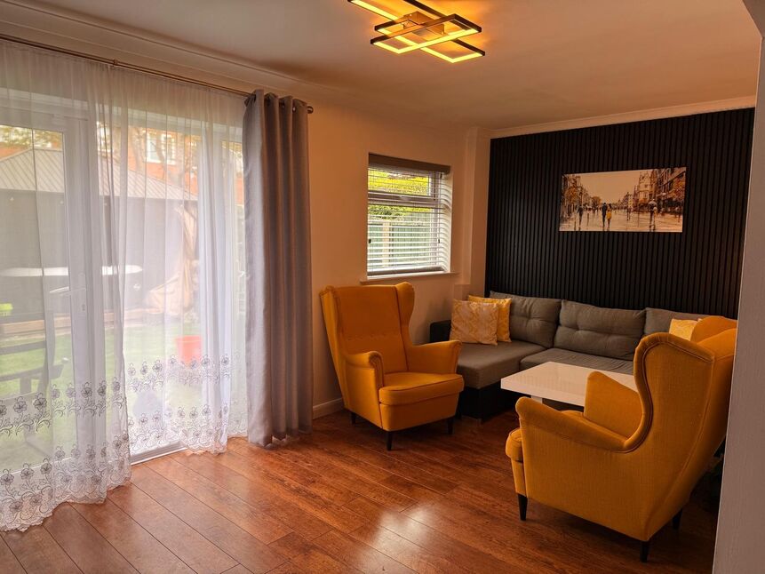 Lounge / Dining Area