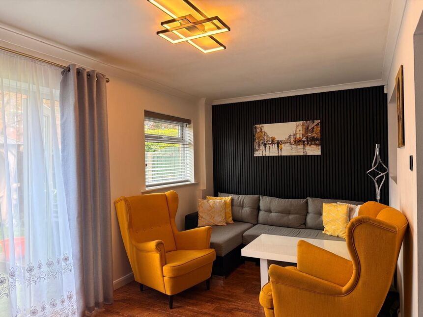 Lounge / Dining Area