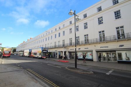 Guy Street, 2 bedroom Flat to rent, &pound;1,100 pcm