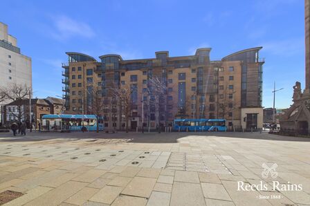 Queens Square, 2 bedroom Flat to rent, &pound;1,350 pcm