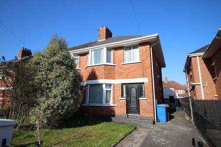 Mount Merrion Park, 3 bedroom Semi Detached House to rent, £1,100 pcm