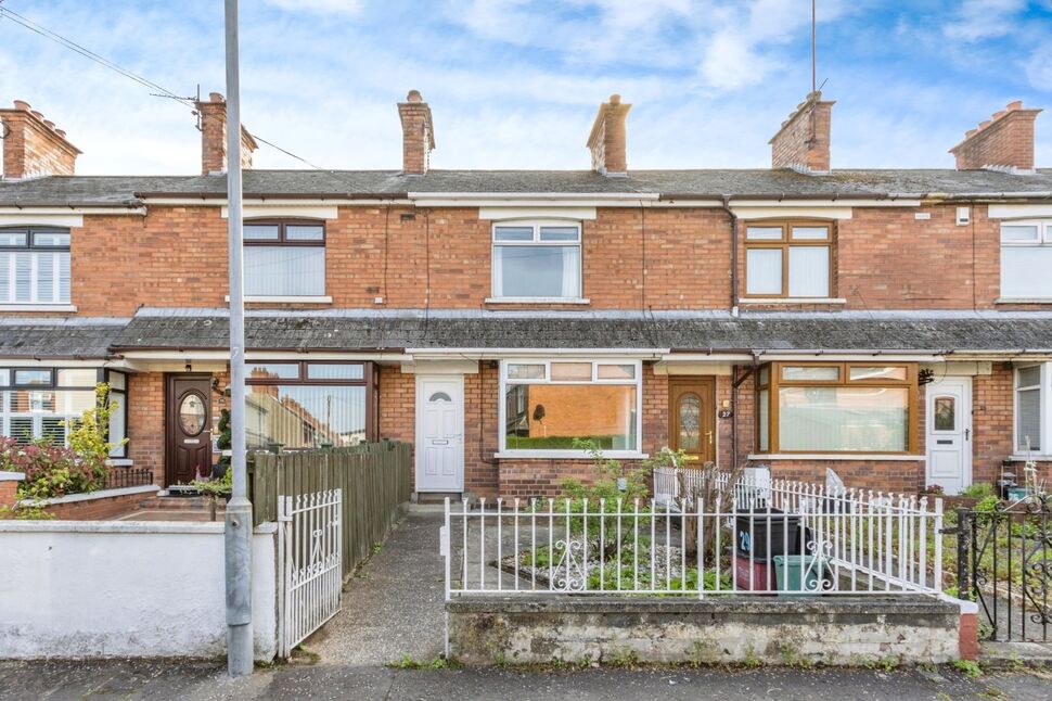 3 bedroom Mid Terrace House for sale