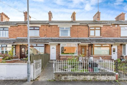 3 bedroom Mid Terrace House for sale