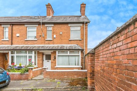 2 bedroom Mid Terrace House for sale