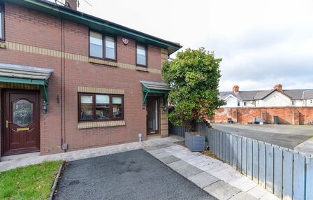 Whitehall Mews, 2 bedroom Semi Detached House to rent, £1,200 pcm