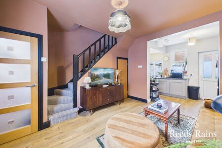 2 bedroom Mid Terrace House for sale