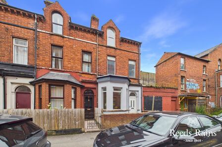 4 bedroom Mid Terrace House for sale