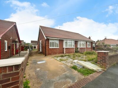 Clifton Avenue, 2 bedroom Semi Detached Bungalow to rent, &pound;750 pcm