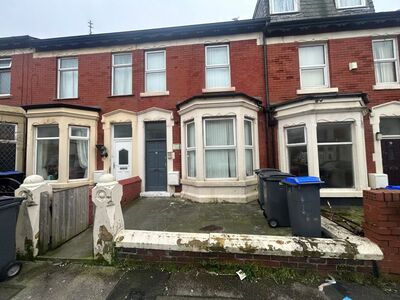 5 bedroom Mid Terrace House to rent