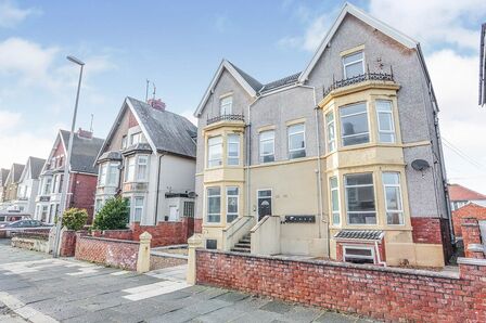 Station Road, 2 bedroom  Flat to rent, £690 pcm