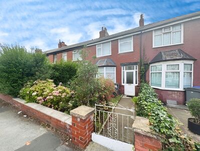 3 bedroom Mid Terrace House to rent