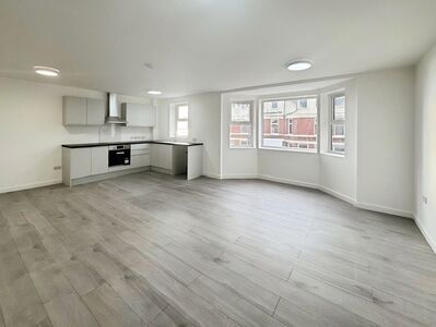 Warley Road, 2 bedroom Flat to rent, &pound;875 pcm