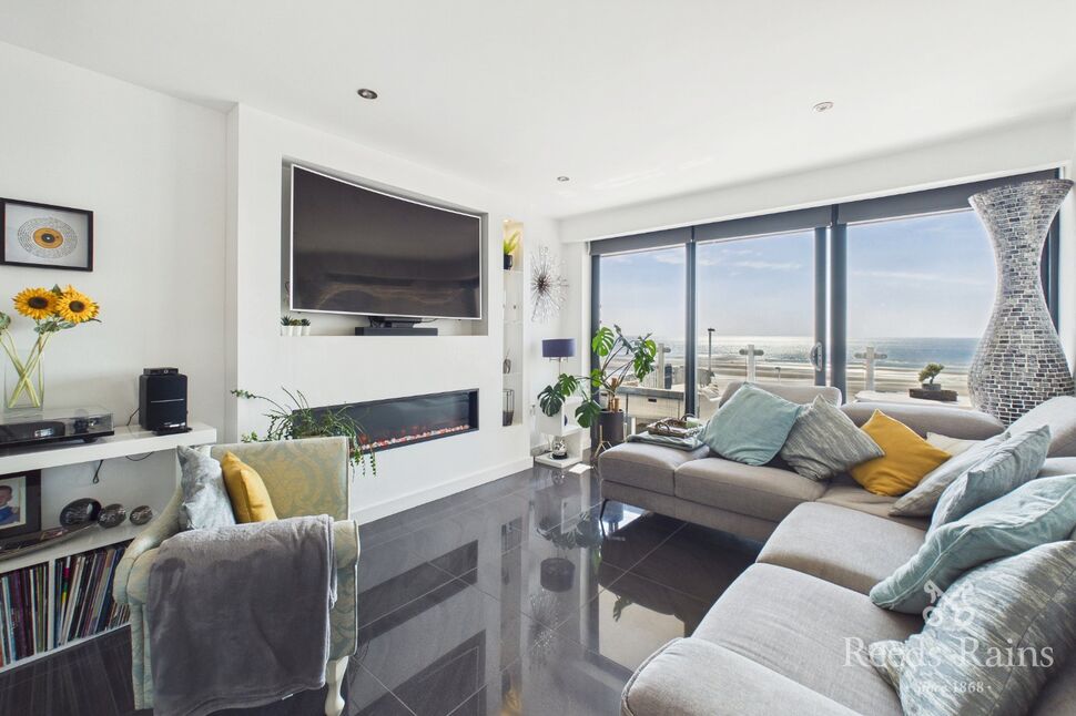 Main image of 2 bedroom Flat for sale, New South Promenade, Blackpool, Lancashire, FY4