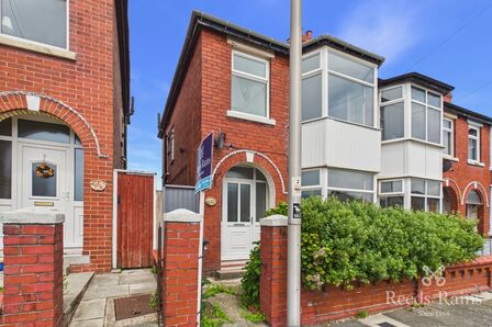 Dinckley Grove, 3 bedroom End Terrace House to rent, &pound;950 pcm