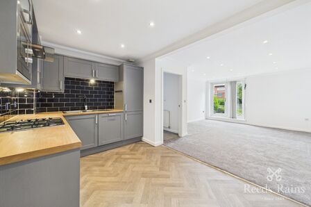 Queensway, 2 bedroom Flat to rent, &pound;1,100 pcm