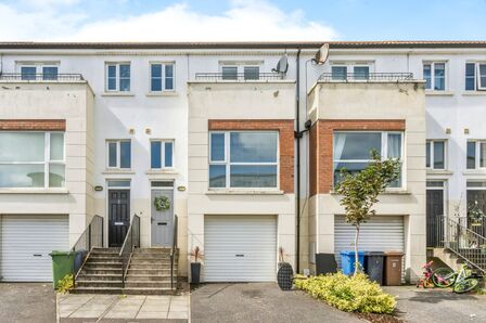 Upritchard Gardens, 4 bedroom Mid Terrace House for sale, £179,950