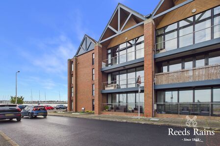 The Bay, 2 bedroom Flat for sale, &pound;220,000