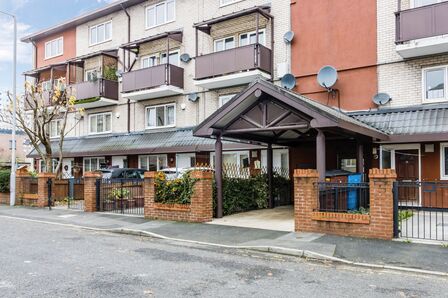 Litcham Close, 2 bedroom  Flat to rent, £1,180 pcm