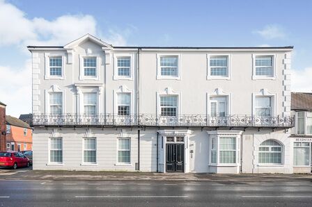 Quay Road, 2 bedroom Flat to rent, &pound;725 pcm