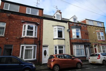 North Street, 2 bedroom  Flat for sale, £69,950