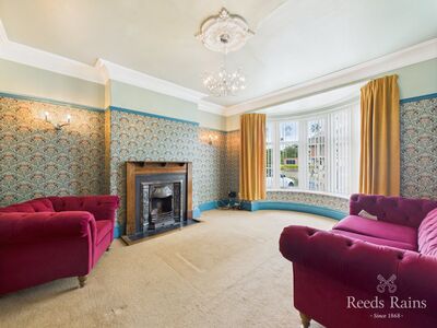 Queensgate, 4 bedroom Semi Detached House for sale, £280,000