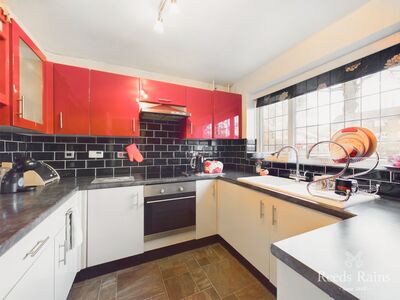 3 bedroom Mid Terrace House for sale