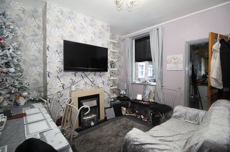 4 bedroom Mid Terrace House for sale