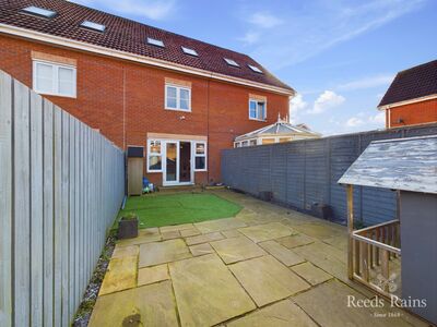 Wheeldale Court, 3 bedroom Mid Terrace House for sale, £190,000
