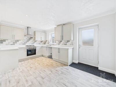 3 bedroom Mid Terrace House for sale