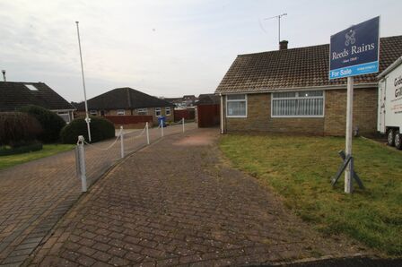 Harewood Avenue, 2 bedroom Detached Bungalow for sale, £130,000
