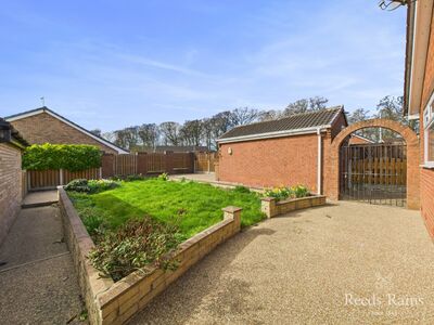 2 bedroom Detached Bungalow for sale