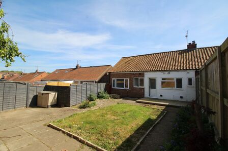 Mount Crescent, 2 bedroom Semi Detached Bungalow for sale, &pound;150,000