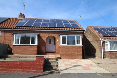 Mount Crescent, 2 bedroom Semi Detached Bungalow for sale, £150,000