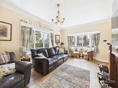 Seventh Avenue, 4 bedroom Detached House for sale, &pound;290,000