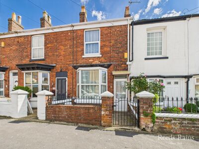 3 bedroom Mid Terrace House for sale