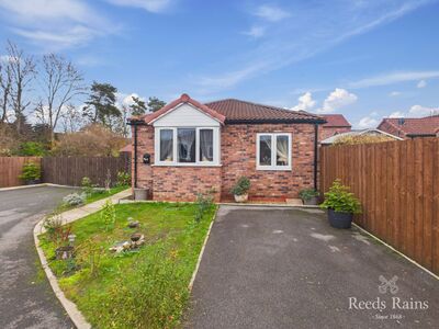 Meadow Road, 2 bedroom Detached Bungalow for sale, £105,000