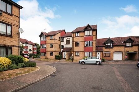 Sterling Gardens, Flat to rent, &pound;1,200 pcm