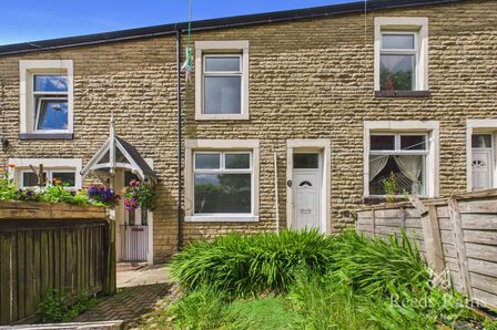 Hammond Street, 2 bedroom Mid Terrace House to rent, &pound;700 pcm