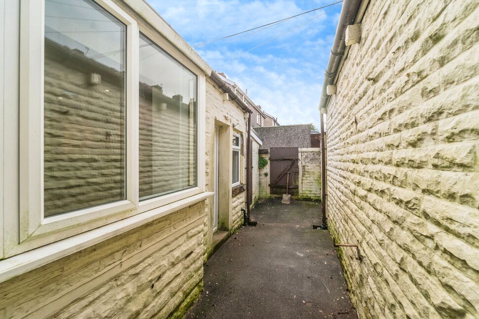 3 bedroom Mid Terrace House for sale, Accrington Road, Burnley, BB11 £125,000