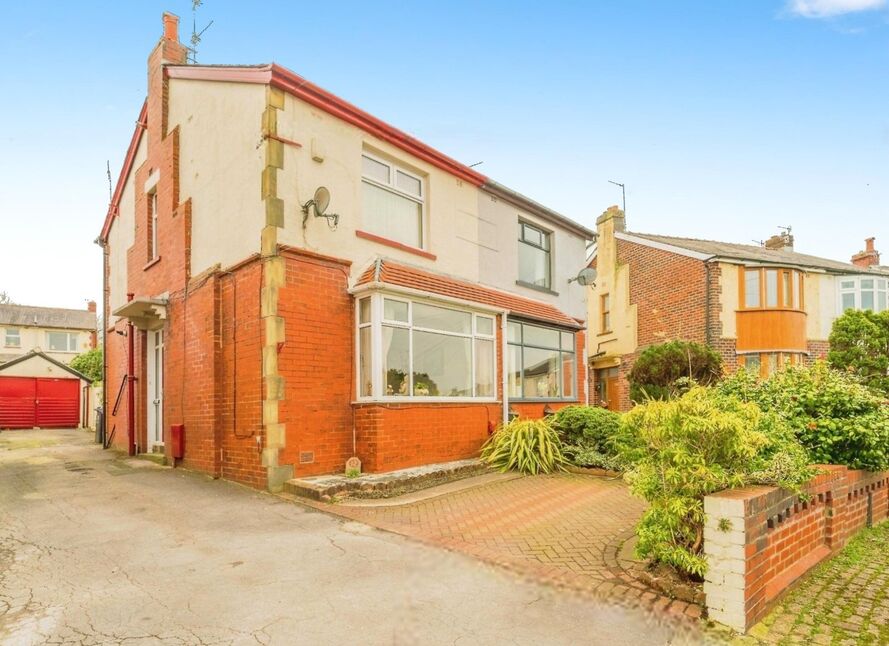 2 bedroom Semi Detached House for sale, Leamington Avenue, Burnley