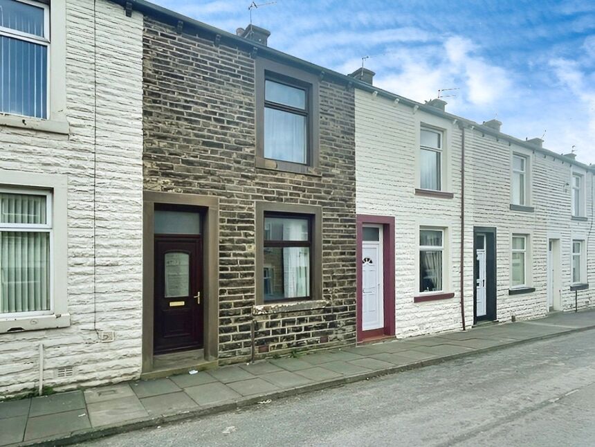 2 bedroom Mid Terrace House for sale, Moore Street, Burnley, BB12 £65,000
